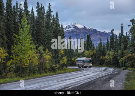 Eine Tundra Tour bus Ansätze der Teklanika Bushaltestelle und Campground, Denali National Park, Alaska, USA Stockfoto