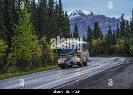 Eine Tundra Tour bus Ansätze der Teklanika Bushaltestelle und Campground, Denali National Park, Alaska, USA Stockfoto