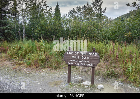 Ende der Park Road Sign an Kantishna, milepost 92.5, Denali National Park Road, Alaska, USA Stockfoto