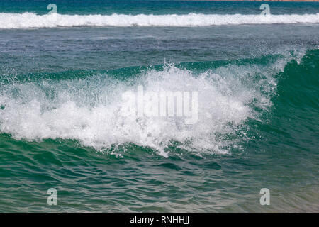 Nahaufnahme der brechenden Welle mit einem anderen Wave im Hintergrund Stockfoto