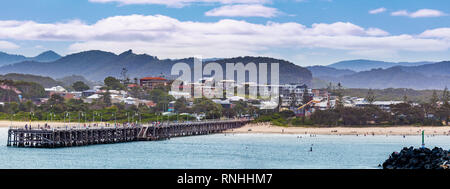 Panoramablick auf die Landschaft von Coffs Harbour Jetty und Luxus Immobilien. Coffs Harbour, New South Wales, Australien Stockfoto