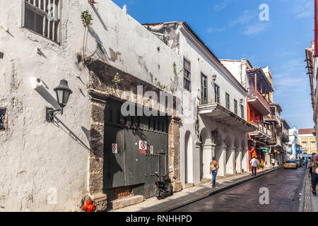 Street Scene in der Calle San Juan de Dios, Cartagena de Indias, Kolumbien. Stockfoto