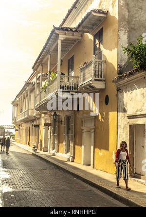 Eine Reihe von spanischen Kolonialstil zweistöckigen Häusern in der Calle San Juan de Dios, Cartagena de Indias, Kolumbien. Stockfoto