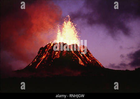 Sicht in der Dämmerung der junge Pu'u 'O'o Schlacke und Spritzer Kegel, mit Brunnen 40 Meter hoch, auf Hawai'i Insel Kilauea Juni 29, 1983 Stockfoto