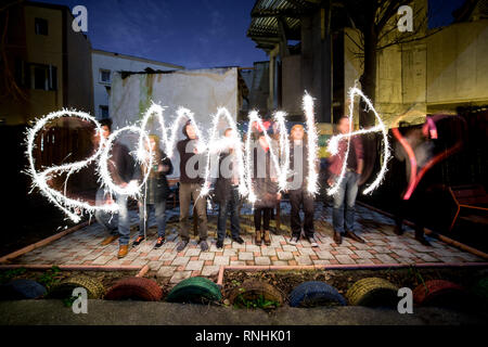 Eine Gruppe von Freunden lightpaint "Rumänien" mit Feuerwerk und Handys für Silvester in Bukarest, Rumänien Stockfoto