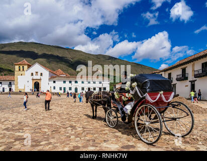 Hochzeit Kutsche in Fron der Muttergottes vom Rosenkranz Kirche, der Plaza Mayor, Villa de Leyva, Boyaca Abteilung, Kolumbien Stockfoto