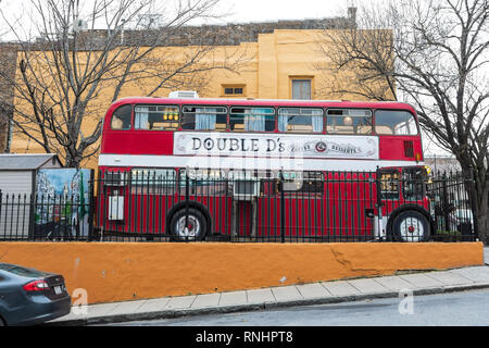 ASHEVILLE, NC, USA -2/16/19: Doppel D's Kaffee & Desserts ist in einem Doppeldeckerbus, Biltmore Avenue im Zentrum der Stadt gelegen. Stockfoto