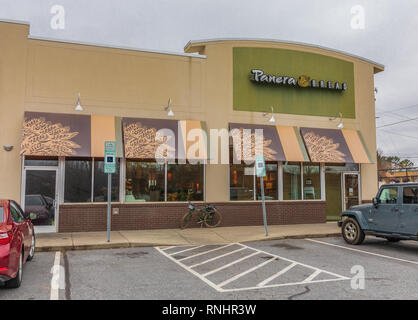 HICKORY, NC, USA -2/17/19: Eine lokale Panera Bread Company, Lage, eine Kette von Bäckerei - Café fast food Restaurants mit über 2000 Standorten. Stockfoto