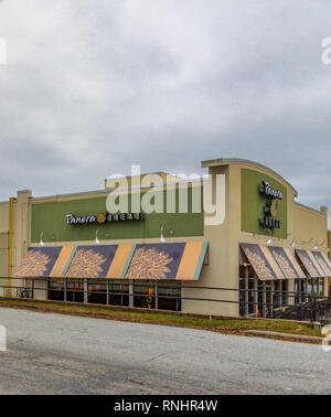 HICKORY, NC, USA -2/17/19: Eine lokale Panera Bread Company, Lage, eine Kette von Bäckerei - Café fast food Restaurants mit über 2000 Standorten. Stockfoto