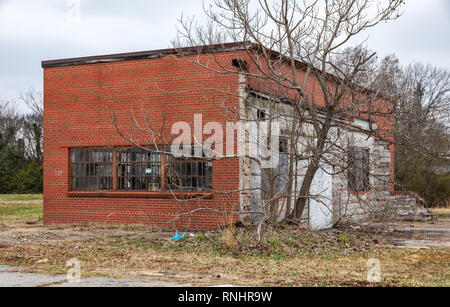 HICKORY, NC, USA -2/17/19: eine kleine Garage Ziegel oder industrielle Gebäude setzt abgebrochene und verschlechtert sich. Stockfoto