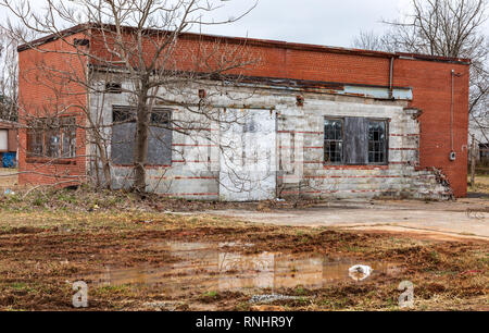 HICKORY, NC, USA -2/17/19: eine kleine Garage Ziegel oder industrielle Gebäude setzt abgebrochene und verschlechtert sich. Stockfoto