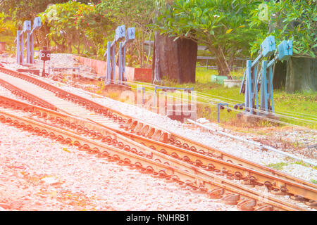 Die Bahn auf Schotter für den Transport und die Handbetriebene grau railroad Switch mit Sonnenuntergang Licht Stockfoto