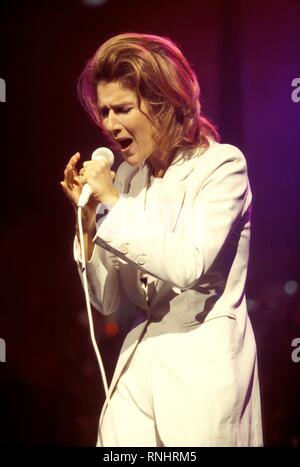 Kanadische Sängerin, Songwriterin, Schauspielerin und Entertainerin Celine Dion wird angezeigt, singen auf der Bühne während einer "live"-Konzert. Stockfoto