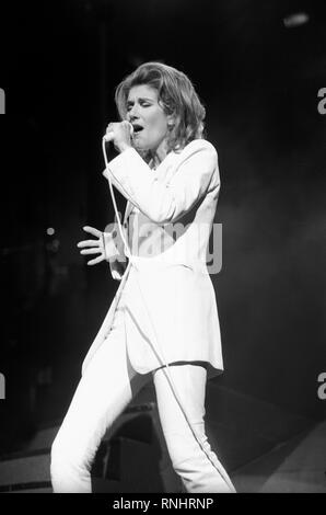 Kanadische Sängerin, Songwriterin, Schauspielerin und Entertainerin Celine Dion wird angezeigt, singen auf der Bühne während einer "live"-Konzert. Stockfoto