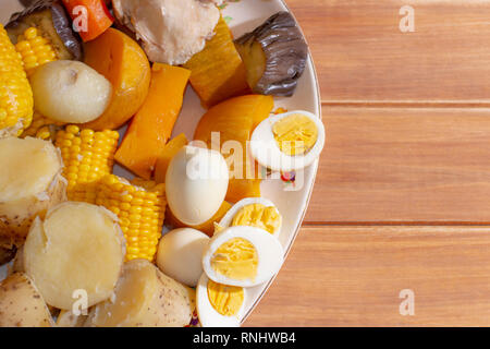 Typische Speisen von Südamerika genannt Puchero. Kraut Mahlzeiten auf einem Brunnen untergebracht. Brunnen mit Essen auf einem rustikalen Tisch. Horizontale Ansicht Stockfoto