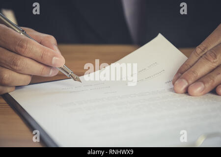 Business Mann einen Vertrag unterzeichnen. Besitzt das Geschäft Zeichen persönlich, Geschäftsführer des Unternehmens, Rechtsanwalt. Immobilienmakler, Haus-, Finanz- oder Stockfoto