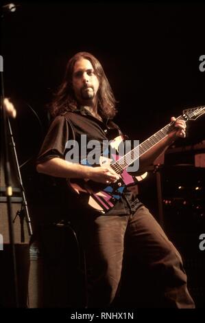 Dream Theater Gitarrist John Petrucci ist dargestellt auf der Bühne während einer "live"-Konzert aussehen. Stockfoto