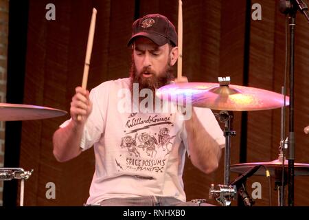 Antrieb durch Truckers Schlagzeuger Brad 'EZB' Morgan ist dargestellt auf der Bühne während einer "live"-Konzert aussehen. Stockfoto