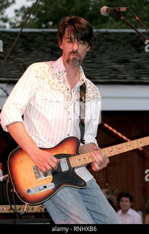 Antrieb durch Truckers Gitarrist Mike Cooley wird gezeigt auf der Bühne während einer "live"-Konzert aussehen. Stockfoto