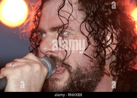 Antrieb durch Truckers Sänger und Gitarrist Patterson Hood ist dargestellt auf der Bühne während einer "live"-Konzert aussehen. Stockfoto