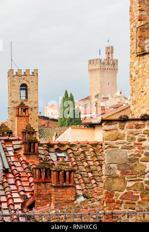 Anzeigen von Arezzo mittelalterlichen Altstadt charakteristischen Dächer Fliesen und Schornstein mit alten Türme im Hintergrund Stockfoto