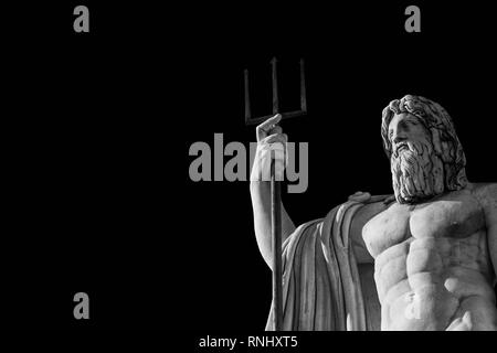 Neptun, der Gott des Meeres. Marmorstatue mit Trident errichtet 1823 in People's Square in Rom (Schwarz und Weiß mit Kopie Raum) Stockfoto