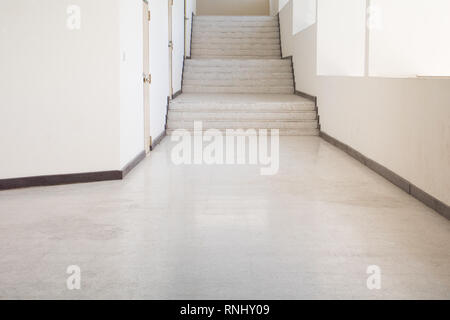 Nach oben Treppen Terrazzoboden mit Copy space Text hinzufügen Stockfoto