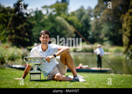 Novak Djokovic aus Serbien mit dem Norman Brookes Challenge Cup in den Royal Botanical Gardens Posing, nachdem er die Australian Open 2019 Stockfoto