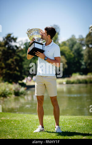 Novak Djokovic aus Serbien mit dem Norman Brookes Challenge Cup in den Royal Botanical Gardens Posing, nachdem er die Australian Open 2019 Stockfoto