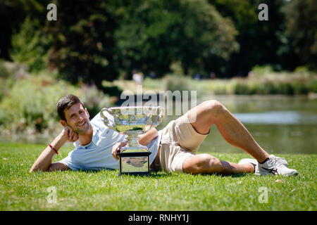 Novak Djokovic aus Serbien mit dem Norman Brookes Challenge Cup in den Royal Botanical Gardens Posing, nachdem er die Australian Open 2019 Stockfoto