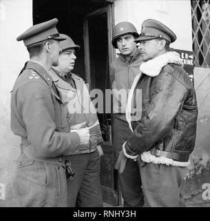 Die britische Armee in Italien 1944 - General Sir Harold Alexander, Befehlen 15. Armee Fraktion spricht mit britischen und amerikanischen Offizieren in Anzio, 14. Februar 1944. Stockfoto