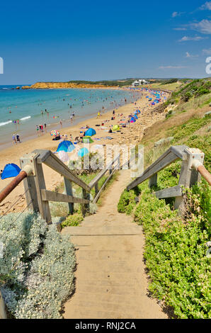 Stufen führen zum Back Beach, mit Rocky Point in der Ferne, Torquay, Surf Coast Shire, Great Ocean Road, Victoria, Australien Stockfoto