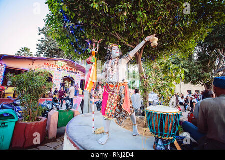 Pushkar, Rajasthan, Indien, 15. Februar 2018: die Inder ein Kostüm trägt der Shiva sunset Leistung durch Pushkar See Stockfoto