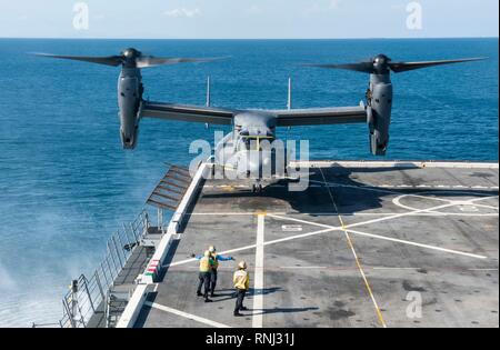 190218-N-DX 072-2024 GOLF VON THAILAND (Feb. 18, 2019) - eine CV-22 Osprey Hubschrauber, der 353 Special Operations Gruppe zugewiesen wurde, zieht aus der Flight Deck des amphibious Transport dock Schiff USS Green Bay LPD (20). Green Bay, Teil der Wasp amphibischen bereit, Gruppe, mit Eingeschifft 31 Marine Expeditionary Unit (MEU), in Thailand, die in der Übung Cobra Gold 2019 zu beteiligen. Cobra Gold ist eine multinationale Übung von Thailand und den Vereinigten Staaten gefördert werden, ist entworfen, um die regionale Sicherheit und wirksame Reaktion auf die Krise Kontingenzen durch ein robustes Multinationale forc vorzurücken Stockfoto