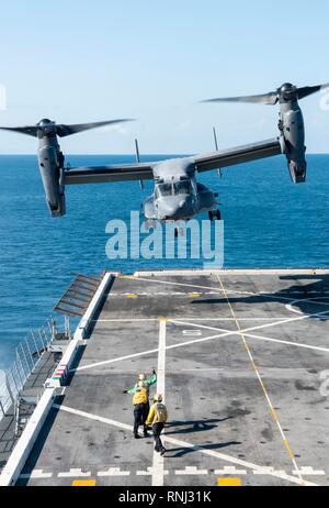 190218-N-DX 072-2071 GOLF VON THAILAND (Feb. 18, 2019) - eine CV-22 Osprey Hubschrauber, der 353 Special Operations Gruppe zugewiesen wurde, zieht aus der Flight Deck des amphibious Transport dock Schiff USS Green Bay LPD (20). Green Bay, Teil der Wasp amphibischen bereit, Gruppe, mit Eingeschifft 31 Marine Expeditionary Unit (MEU), in Thailand, die in der Übung Cobra Gold 2019 zu beteiligen. Cobra Gold ist eine multinationale Übung von Thailand und den Vereinigten Staaten gefördert werden, ist entworfen, um die regionale Sicherheit und wirksame Reaktion auf die Krise Kontingenzen durch ein robustes Multinationale forc vorzurücken Stockfoto