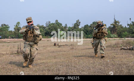 Us-Soldaten aus C Company, 5 Bataillon 20. Infanterie Regiment zeigen reagieren Schlacht Drill-down Techniken für Ihre Royal Thai Army Gegenstücke zu als Teil des Feldes Training übung für Cobra Gold 2019 Kontakt. Übung Cobra Gold erhöht Zusammenarbeit, Interoperabilität und Zusammenarbeit mit Thailand und anderen Partnerstaaten, um wirksame Lösungen für gemeinsame Herausforderungen zu erreichen. Stockfoto