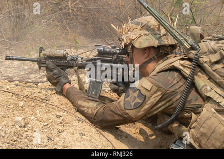 Ein Soldat mit 5 Bataillon, 20 Infanterie Regiment, feuert seine M4 Gewehr bei einem platoon Live Fire Training 14.02.2019, bei Ban Dan Lan Hoi, Thailand. Sowohl die US-Army und der Royal Thai Army Soldaten gingen durch die live Brand als Teil von Cobra Gold. Cobra Gold ist eine Übung, die bietet eine Plattform für Partner Nationen Interoperabilität und Erhöhung der Kapazitäten durch die Planung und Ausführung von komplexen und realistischen Task Force zur Vorauszahlung. (U.S. Armee Foto: Staff Sgt. Samuel Northrup) Stockfoto