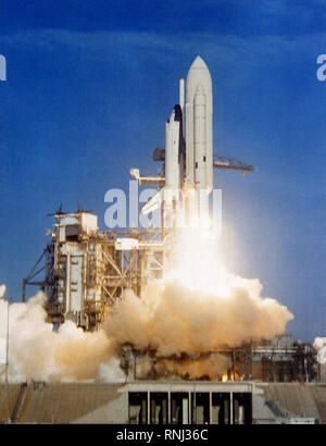 Das Space Shuttle Columbia hebt ab mit Astronauten John Young und Robert Crippen an Bord für die erste Mission in den Weltraum Systeme des Shuttles zu testen. Die Columbia soll wie ein Flugzeug auf der Edwards Air Force Base, Kalifornien zu landen. Stockfoto