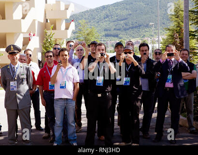 Umstehende Personen beobachten, Präsident Barack Obama, als er um den G-8-Gipfel in L'Aquila, Italien, 9. Juli 2009 Spaziergänge. Stockfoto