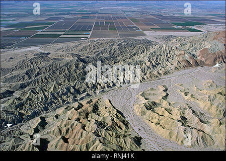 Schräge Luftaufnahme der San Andreas Störung (zwischen weiße Pfeile) im südöstlichen Coachella Valley, in der Nähe von Red Canyon; Blick nach Westen. Stockfoto