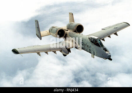 1980 - hohen Winkel, rechts eine A-10 Thunderbolt II Flugzeuge auf die 81St Tactical Fighter Wing in Flug zugewiesene Stockfoto