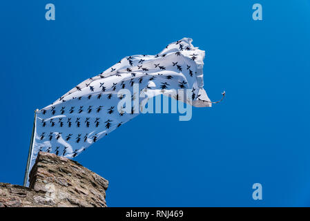 Low Angle View der Flagge von Herzogtum Bretagne winken gegen den blauen Himmel mit Platz für Kopie Stockfoto