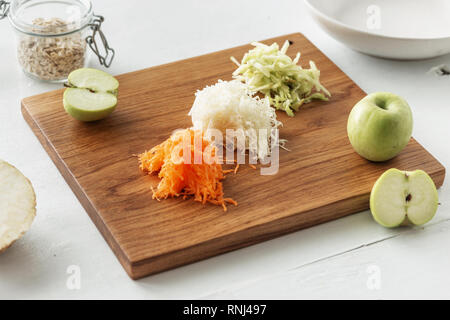 Schneidbrett mit Zutaten für die Vorbereitung Obstsalat gesundes Frühstück Konzept Stockfoto