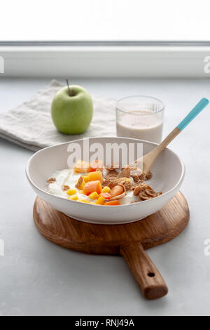 Gesundes Frühstück. Multigrain Flakes mit griechischem Joghurt, Haferflocken milch und obst Mango und Papaya Stockfoto