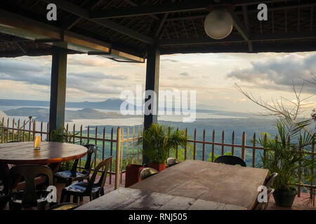 Taal Vulkans blicken mit Tischen und Stühlen - Tagaytay, Philippinen Stockfoto