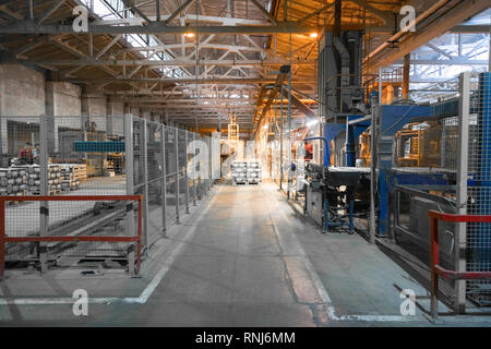 Lange staubige Gänge innerhalb der keramischen Fabrik Stockfoto