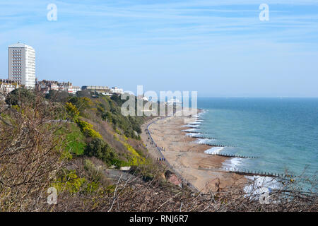 Ansicht von Beachy Head Eastbourne, East Sussex, UK. Strahlender Sonnenschein bringt die Menschen an der Küste im Februar. Stockfoto