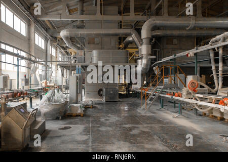 Lange staubige Gänge innerhalb der keramischen Fabrik Stockfoto