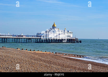 Eastbourne Pier, Eastbourne, East Sussex, UK. Strahlender Sonnenschein bringt Menschen aus dem Meer im Februar zu genießen. Blick von der Promenade aus. Stockfoto