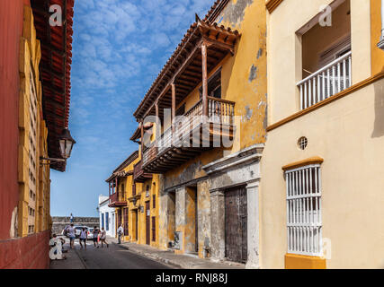 Ein spanisches Haus im Kolonialstil mit Balkonen, Cartagena de Indias, Kolumbien. Stockfoto
